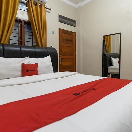 Reddoorz At Joyce Guest House Medan Exteriör bild