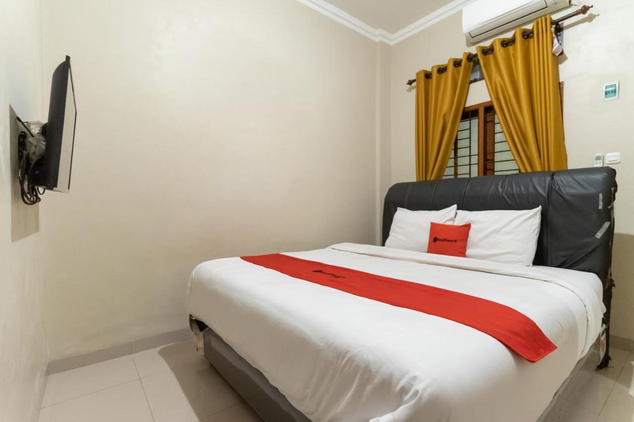 Reddoorz At Joyce Guest House Medan Exteriör bild