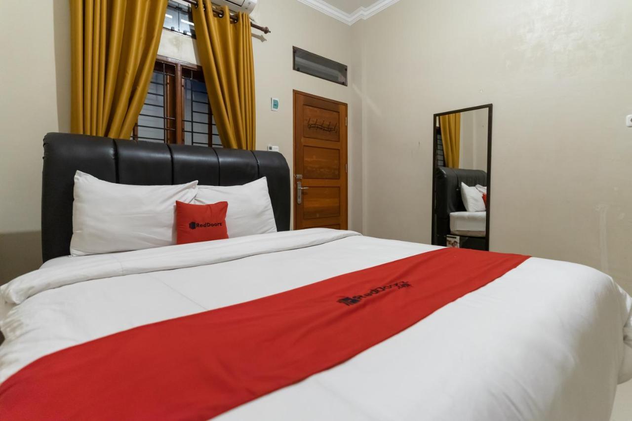 Reddoorz At Joyce Guest House Medan Exteriör bild