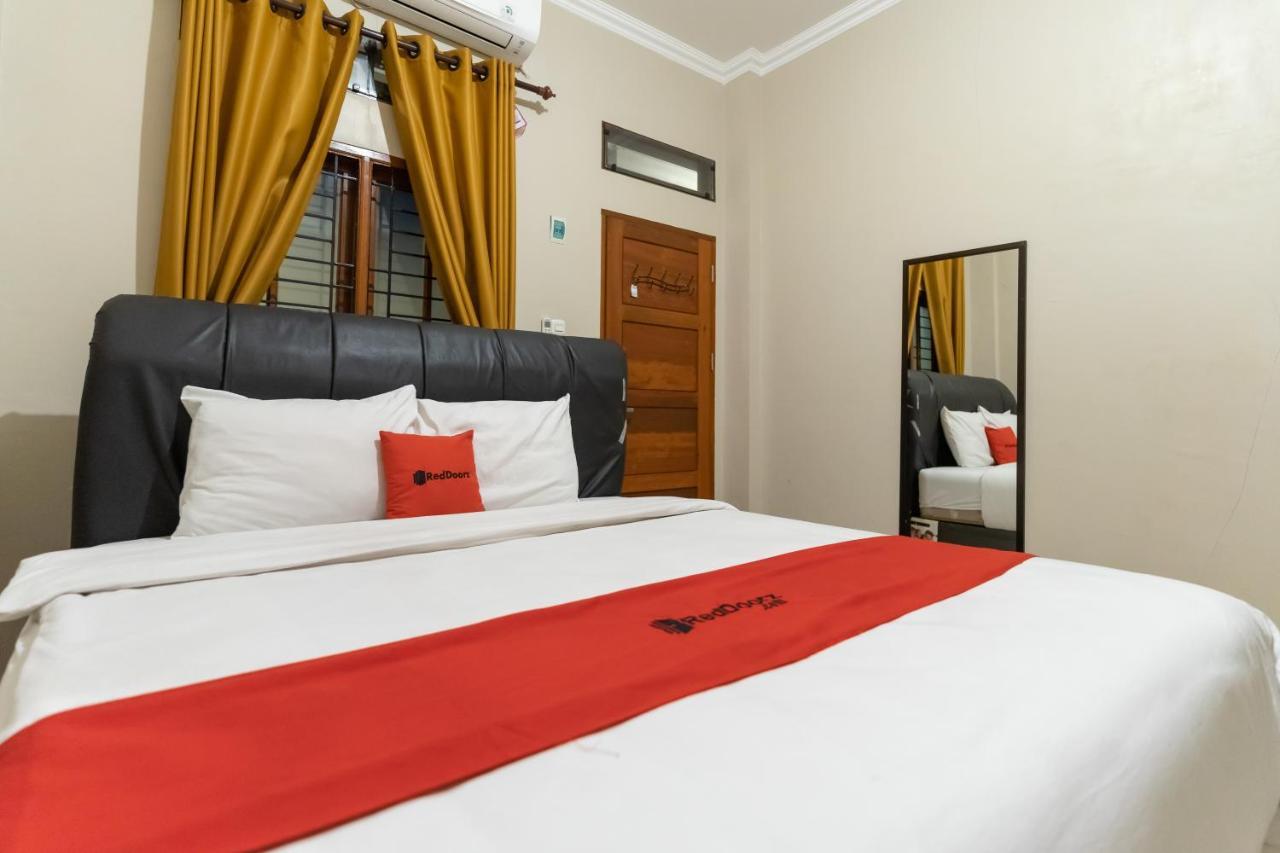 Reddoorz At Joyce Guest House Medan Exteriör bild