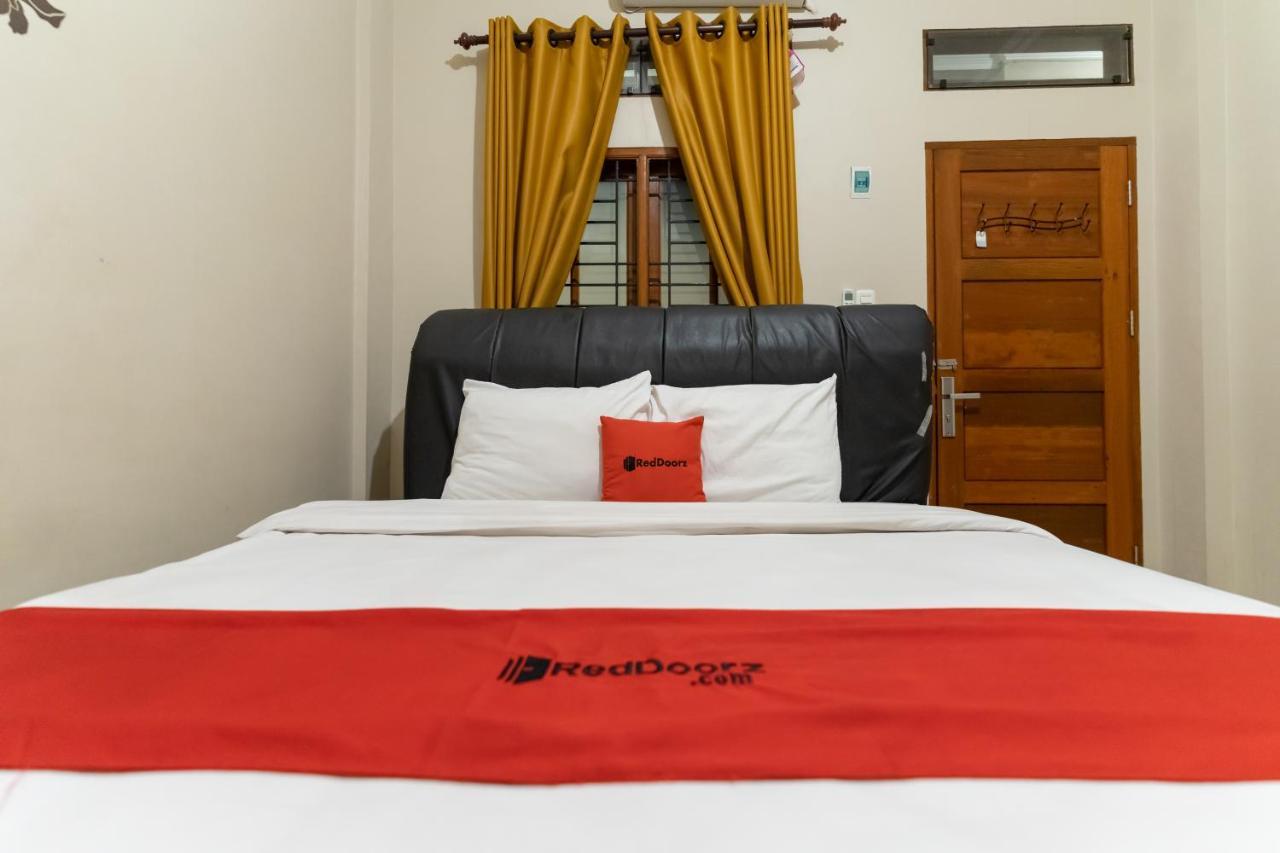 Reddoorz At Joyce Guest House Medan Exteriör bild