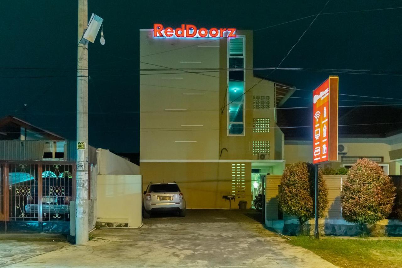 Reddoorz At Joyce Guest House Medan Exteriör bild
