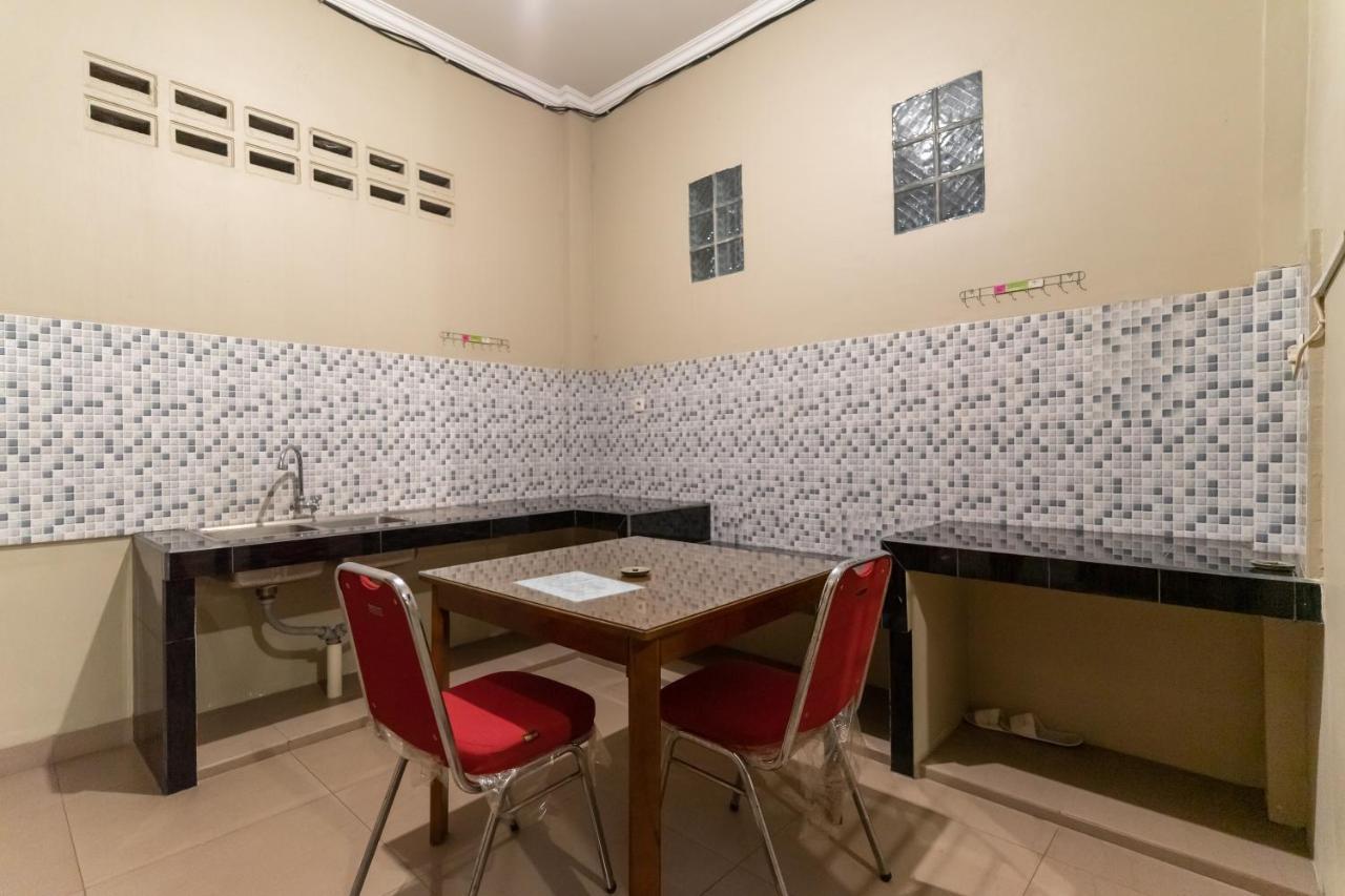 Reddoorz At Joyce Guest House Medan Exteriör bild