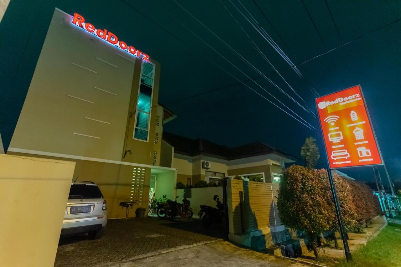 Reddoorz At Joyce Guest House Medan Exteriör bild