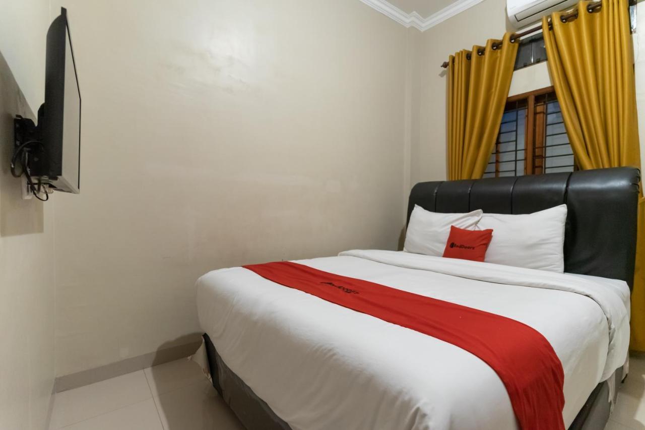 Reddoorz At Joyce Guest House Medan Exteriör bild
